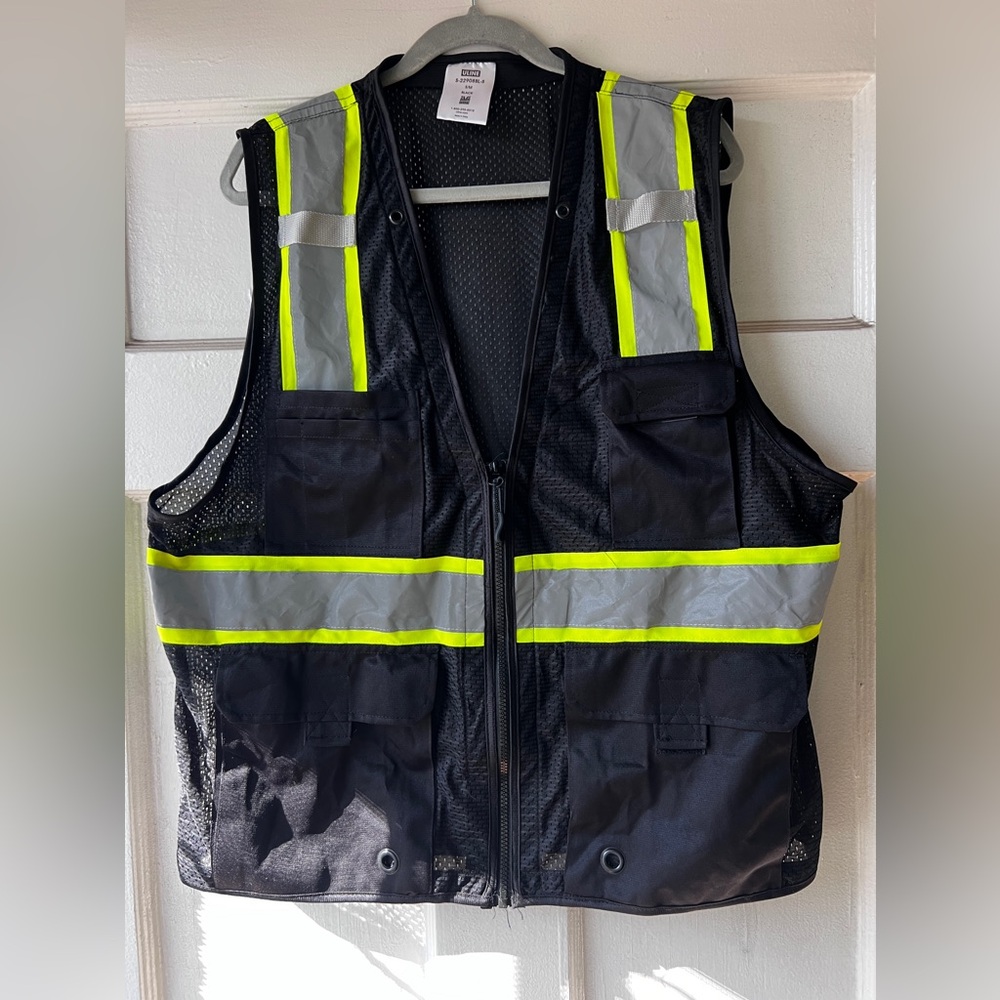 S/M U-line Black Reflective Vest